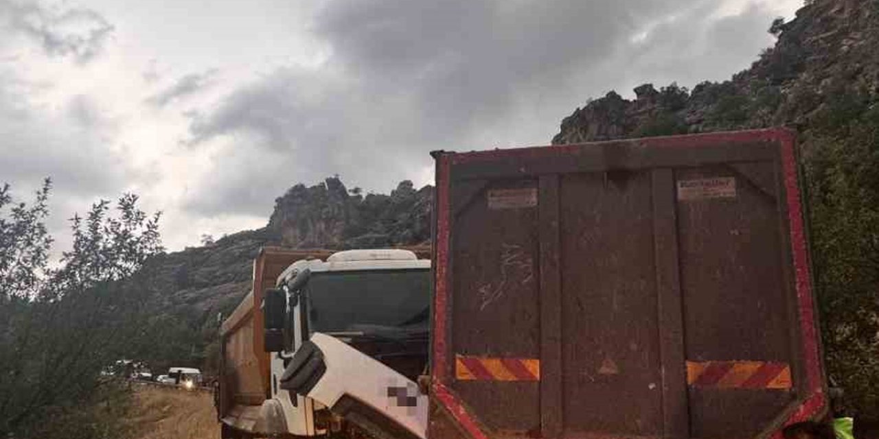 Adıyaman-Çelikhan Yolunda İki Kamyonun Çarpışmasıyla 2 Kişi Yaralandı; Kuyruk Oluştu