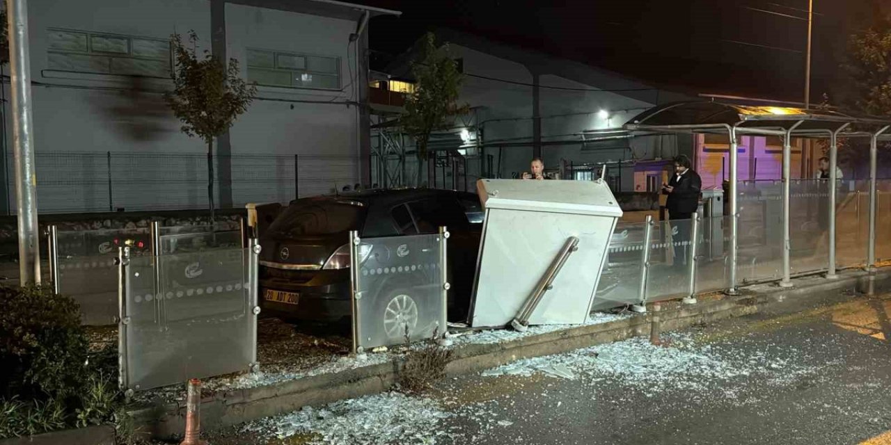 Eskişehir'de Otomobil Tramvay Durağına Girdi, Araçta Sıkışan 1 Yaralı Kurtarıldı