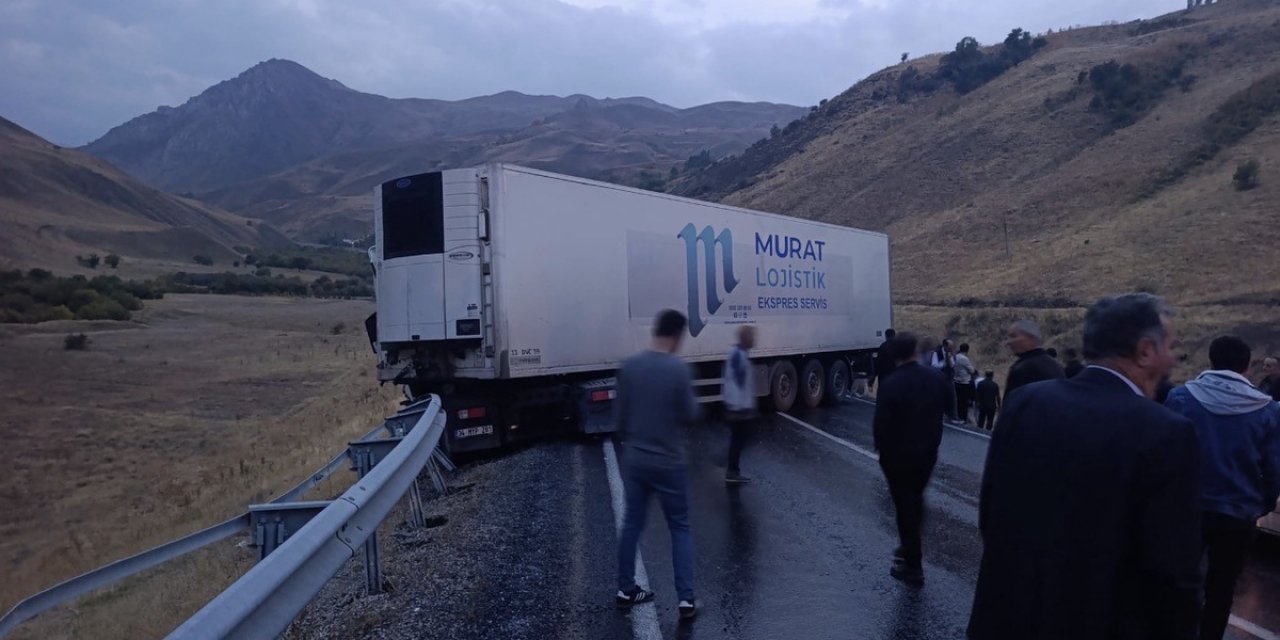 Yüksekova-Van Yolunu Kapatan Tır 4 Saat Sonra Çekildi, Onlarca Araç Mahsur Kalmıştı
