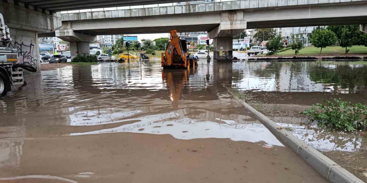 Adana'da Sağanak Valilik Alt Geçidini, Rüzgar Ziyapaşa Bulvarı'nı Ulaşıma Kapattı