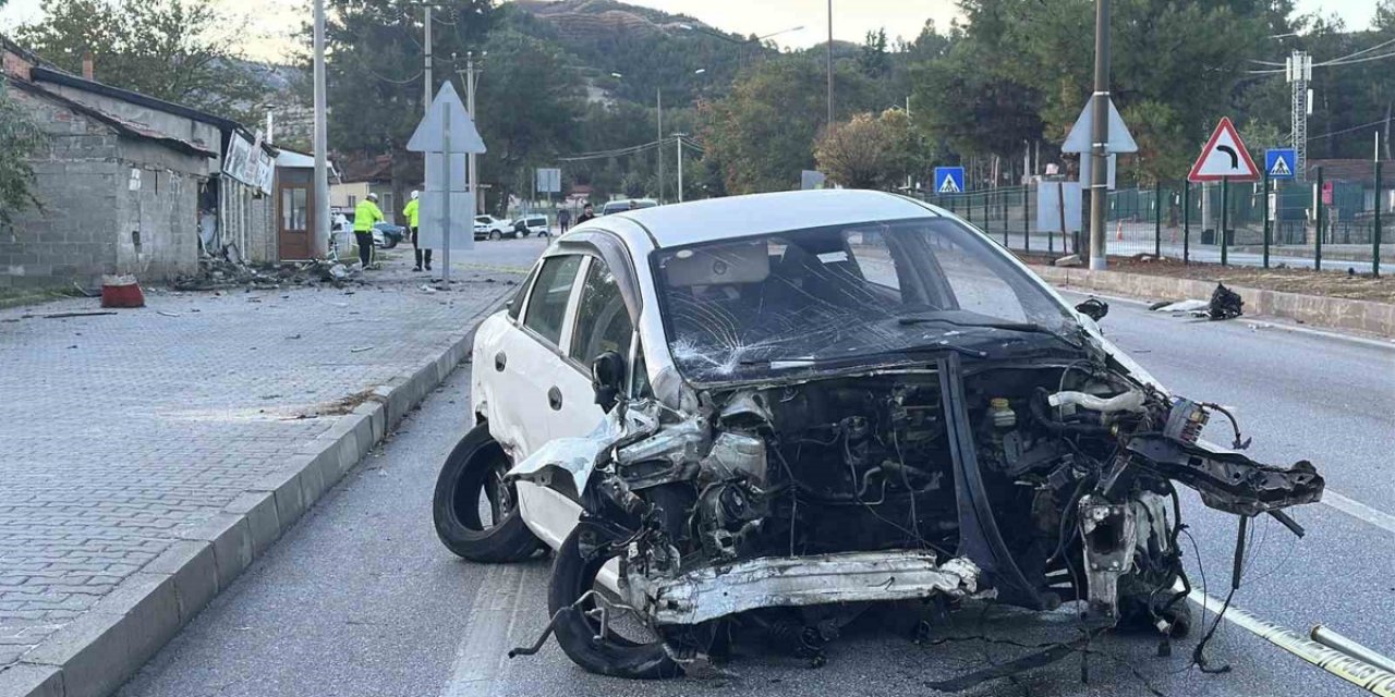 Burdur'da İki Otomobil Çarpıştı, Dükkana Çarpan Aracın Sürücüsü Ağır Yaralandı
