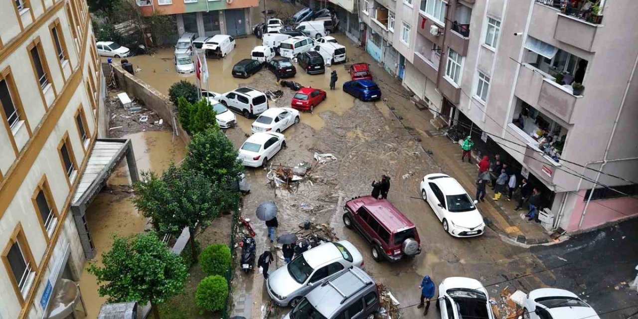 Sarıyer Ayazağa'da Sel Araçları Sürükledi, Mahalleli Çözüm Bekliyor