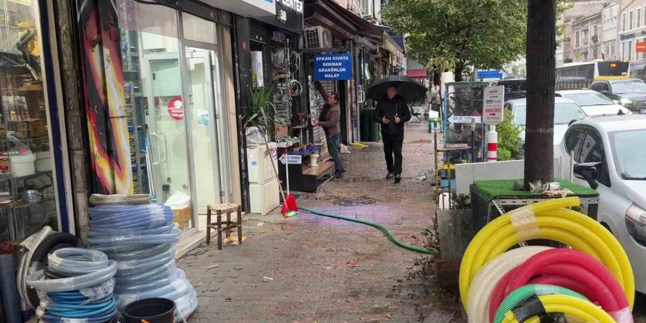 Karaköy Perşembe Pazarı'nda Sağanak Su Baskınına Yol Açtı, Esnaf Rögar Kapağını Açtı