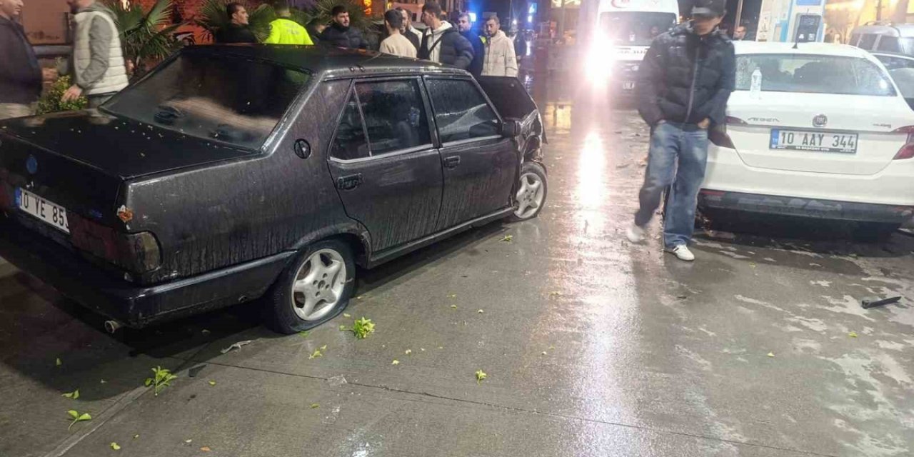 Ayvalık'ta Otomobil Akaryakıt İstasyonunda Yakıt Alan Araca Çarptı, Ölen Yaralı Yok