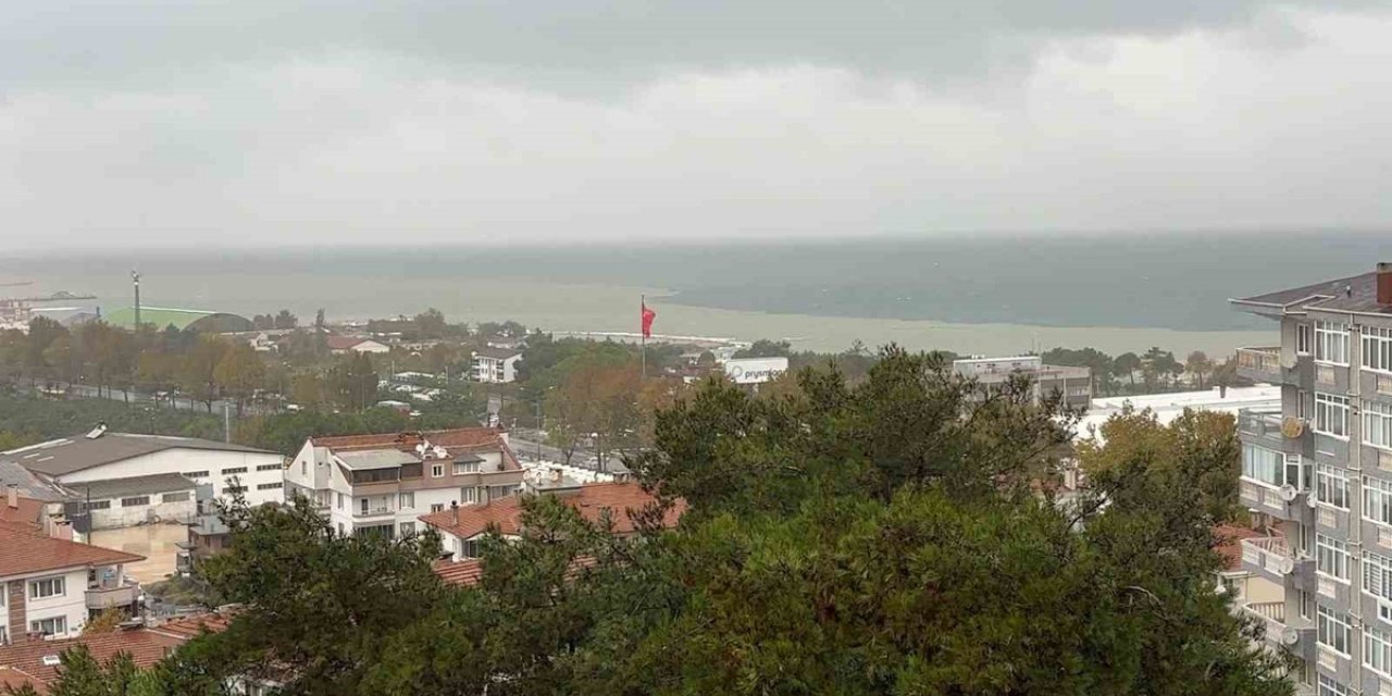 Bursa Mudanya'da Sel Suları Denizin Rengini Kahverengiye Çevirdi