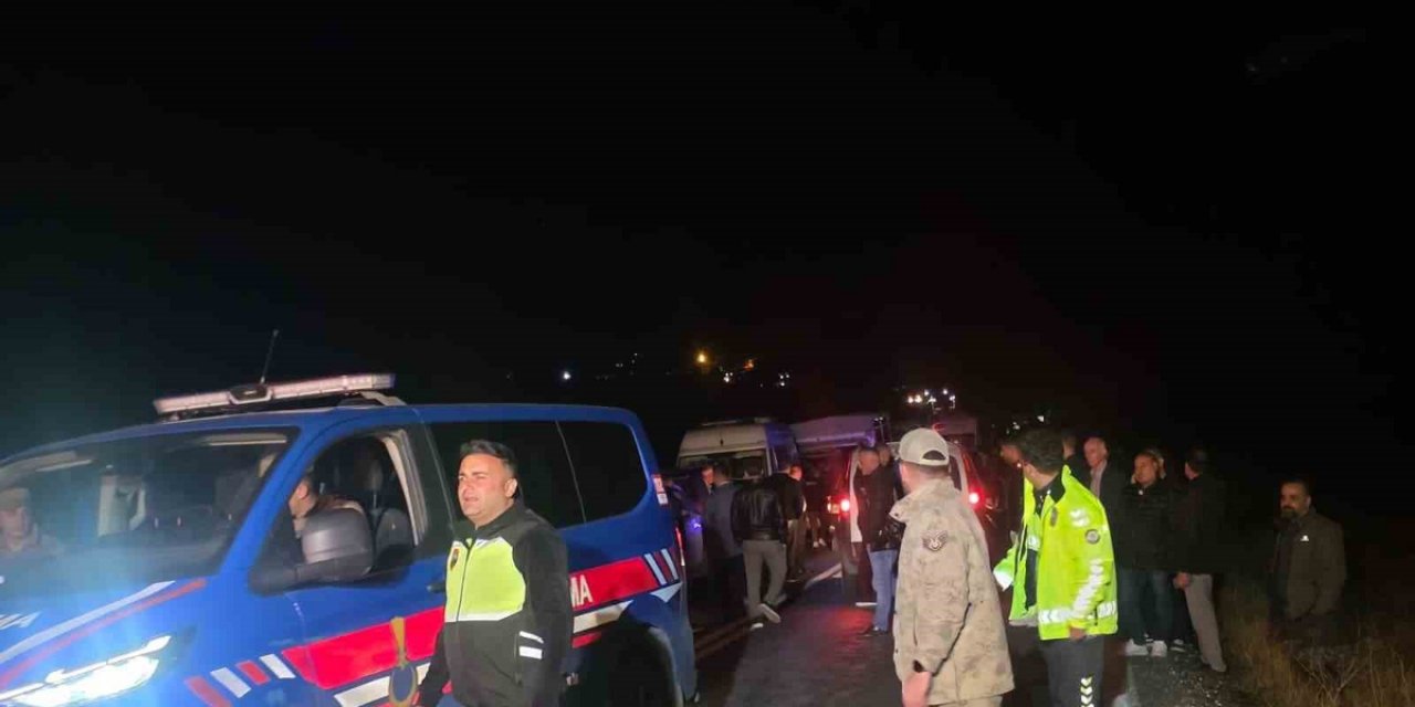Van-Hakkari Yolunu Kapatan Tır, Hakkari İl Özel İdaresi Ekiplerince Kaldırıldı