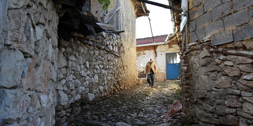 Hasta Eşinin Ve 'Kimsesiz' Köyünün Bekçisi Oldu