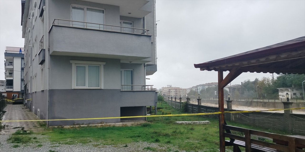 Yalova'da Bahçesi Çöken Bina Tahliye Edildi