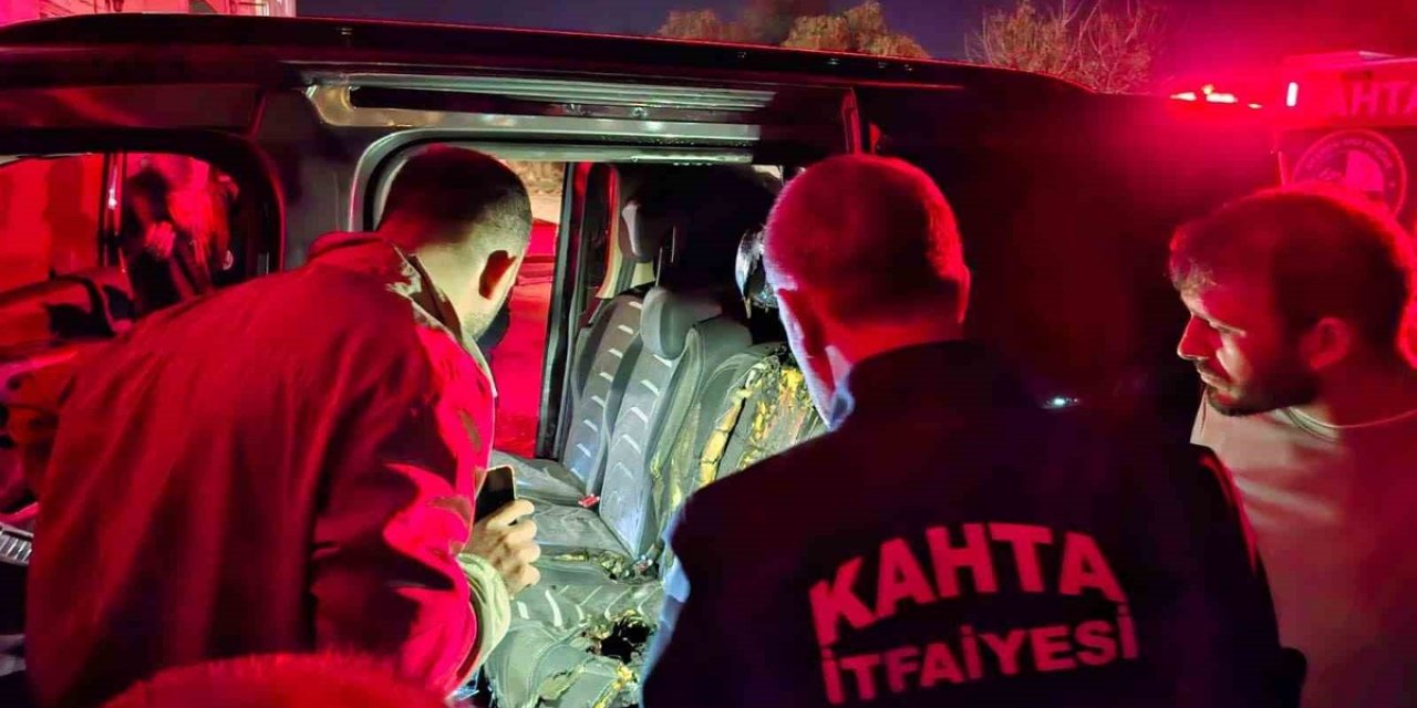Adıyaman Kahta'da Park Halindeki Otomobildeki Yangını Fabrika Çalışanları Söndürdü