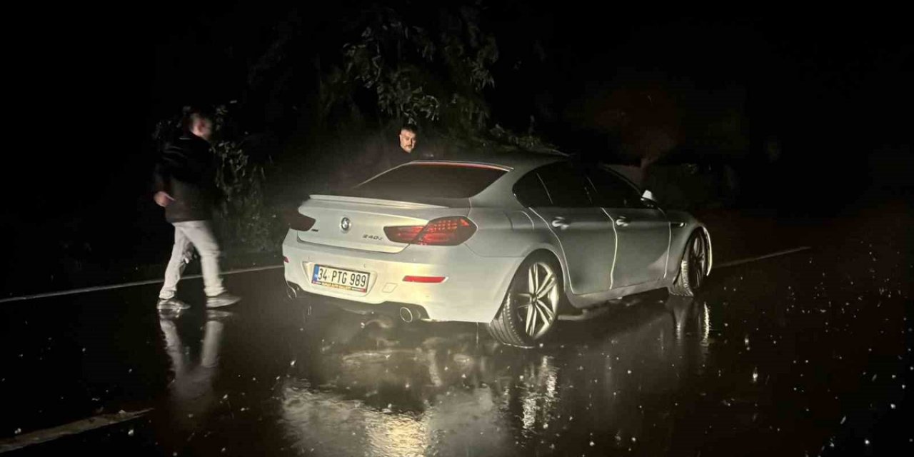 Zonguldak Alaplı'da Kaya Düşen Yolda İki Otomobil Hasar Gördü, Sürücüler Yara Almadı