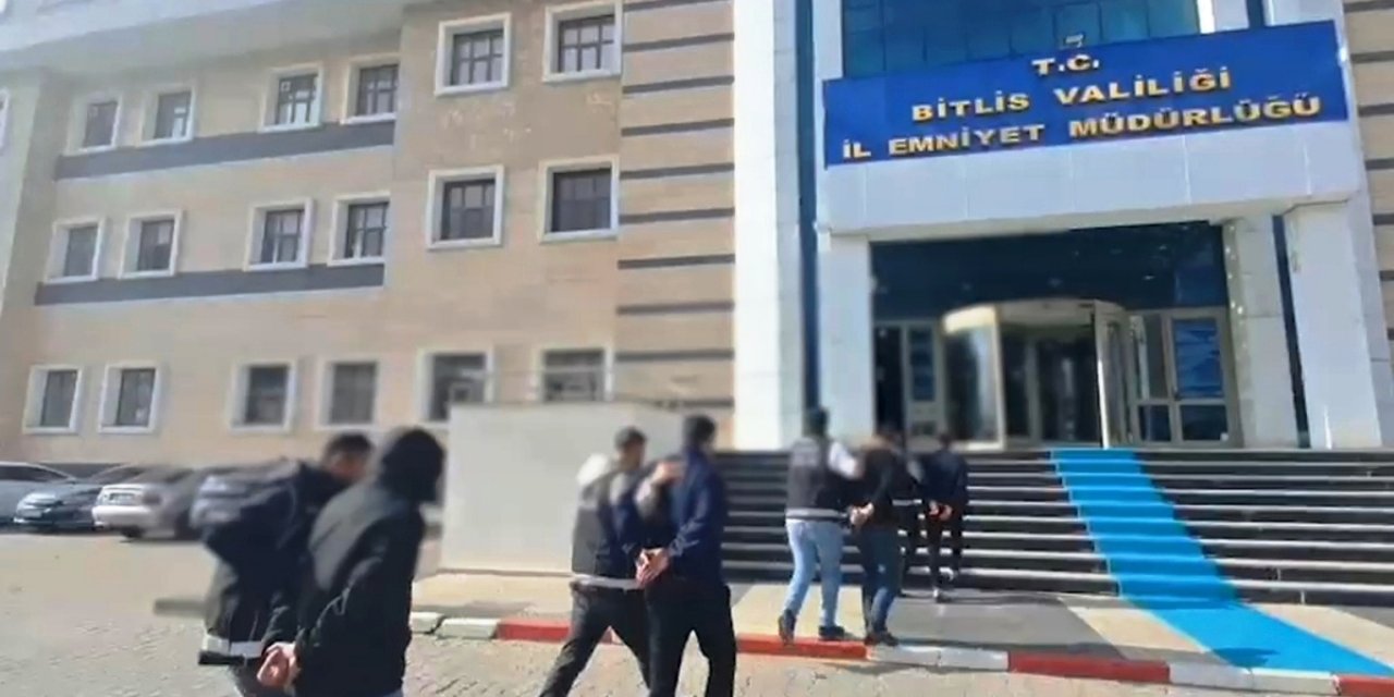 Bitlis'te Uyuşturucu Operasyonlarda 5 Kilo 887 Gram Madde Ele Geçirildi, 13 Tutuklandı