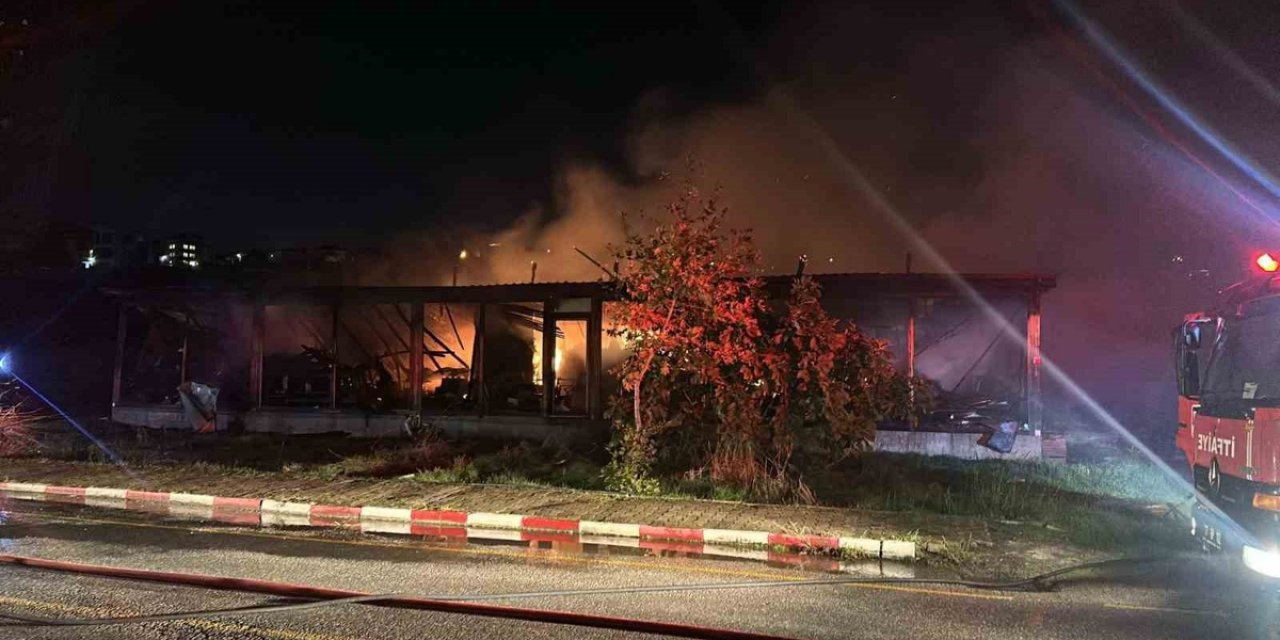 Yalova Kadıköy'deki Mobilya İmalathanesi Yangınında Can Kaybı Yaşanmadı