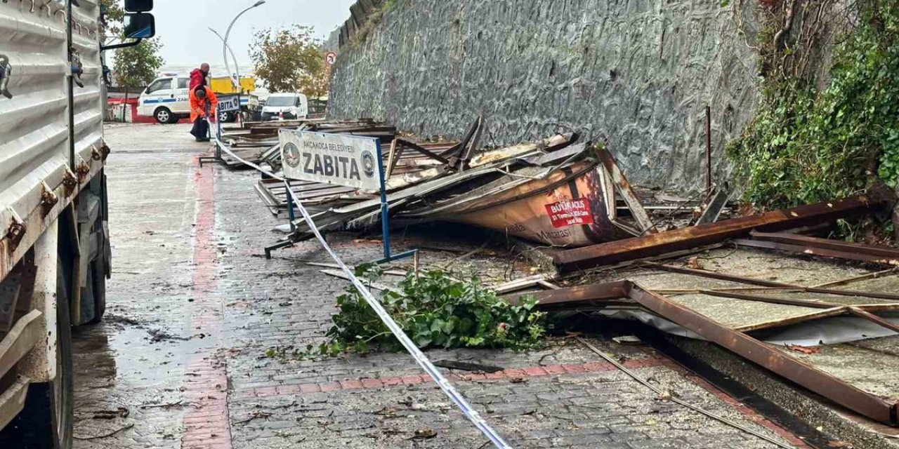 Düzce Akçakoca'da Rüzgar Reklam Tabelalarını Devirdi, Sürücüler Zor Anlar Yaşadı
