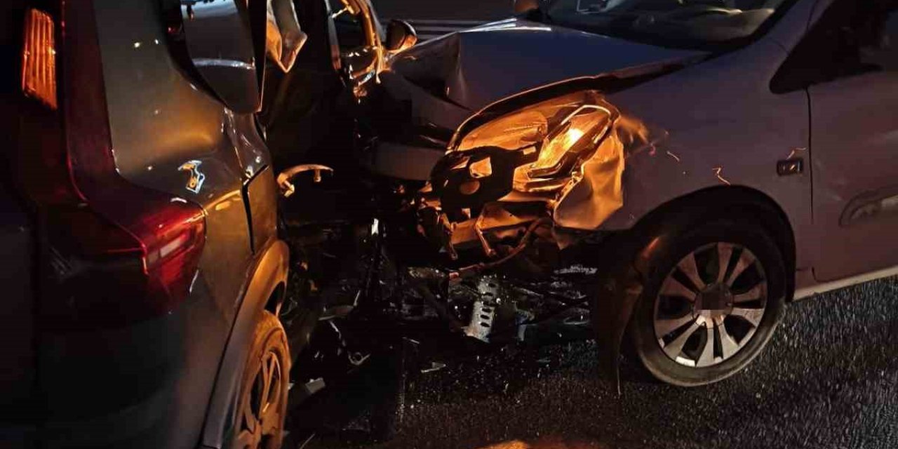 Diyarbakır-Mardin Kara Yolunda Çarpışan İki Otomobildeki 2 Kişi Yaralandı