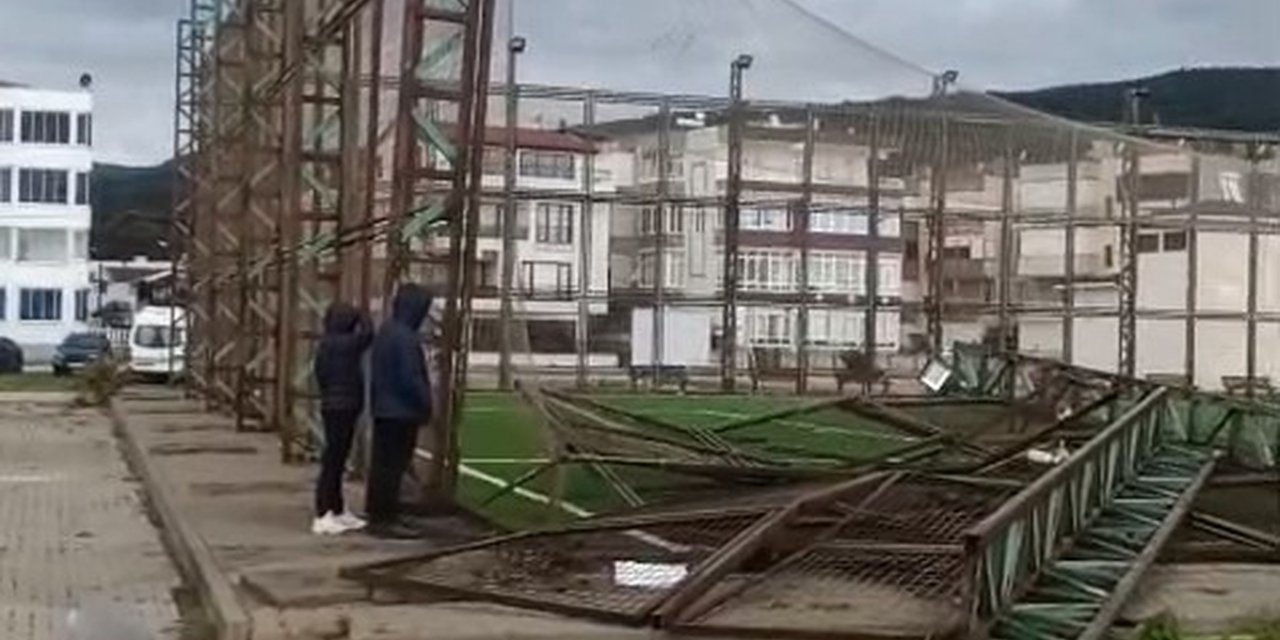 Bursa Karacabey'de Fırtına Halı Sahanın Direklerini Yıktı, Hasar Kameraya Yansıdı