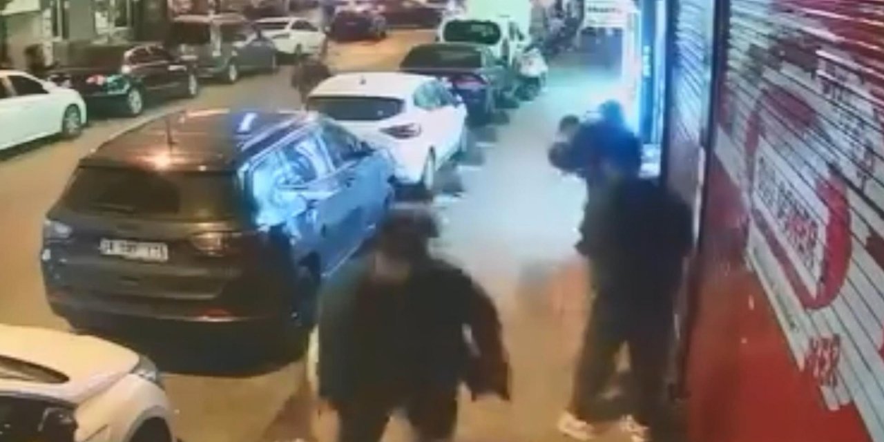 Esenler'de Silahlı Kavgada 2 Kişi Yaralandı, O Anlar Güvenlik Kamerasına Yansıdı