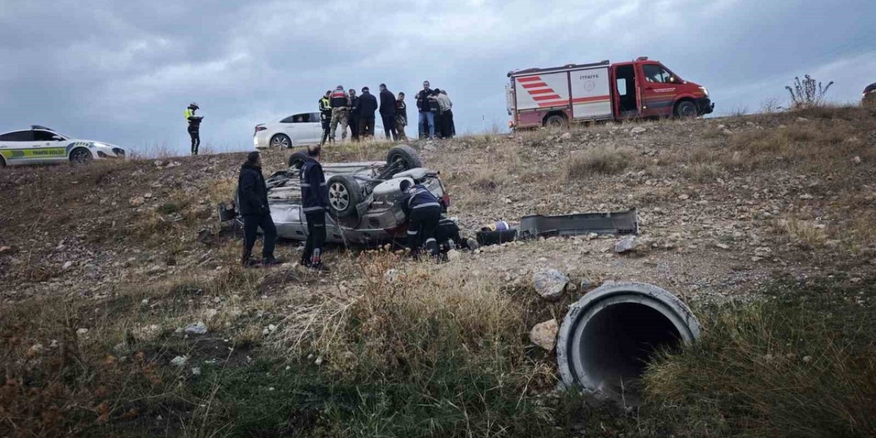 Van-Erciş Kara Yolundaki Göllü Mahallesi'nde Takla Atan Otomobilde 2 Kişi Yaralandı