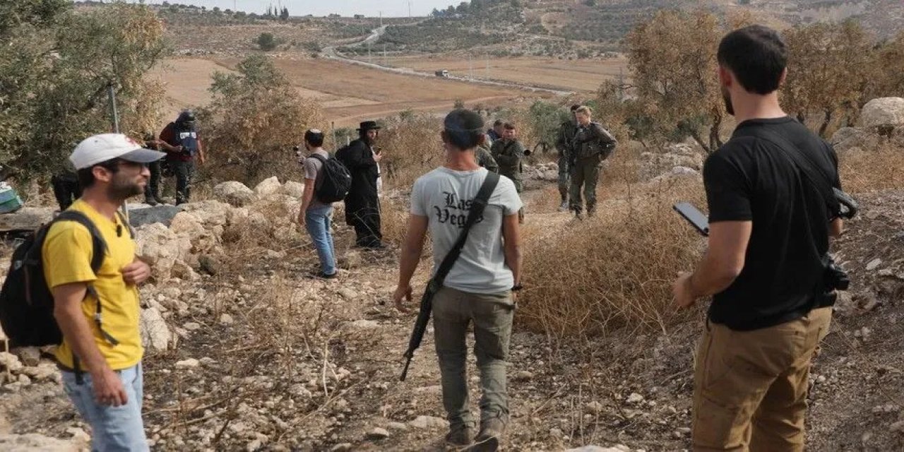 Filistin Topraklarını Gasbeden İsrailliler, Batı Şeria'da 7 Kişiyi Yaraladı, 3 Aracı Yaktı