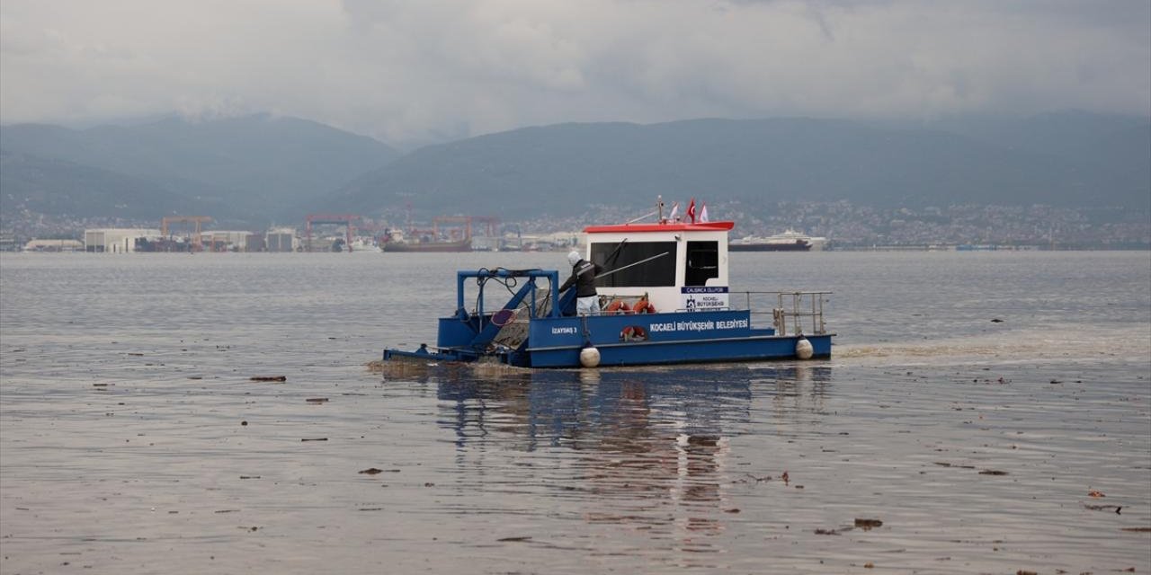 Sağanak Sonrası İzmit Körfezi'nden 10 Kamyon Atık Çıkarıldı