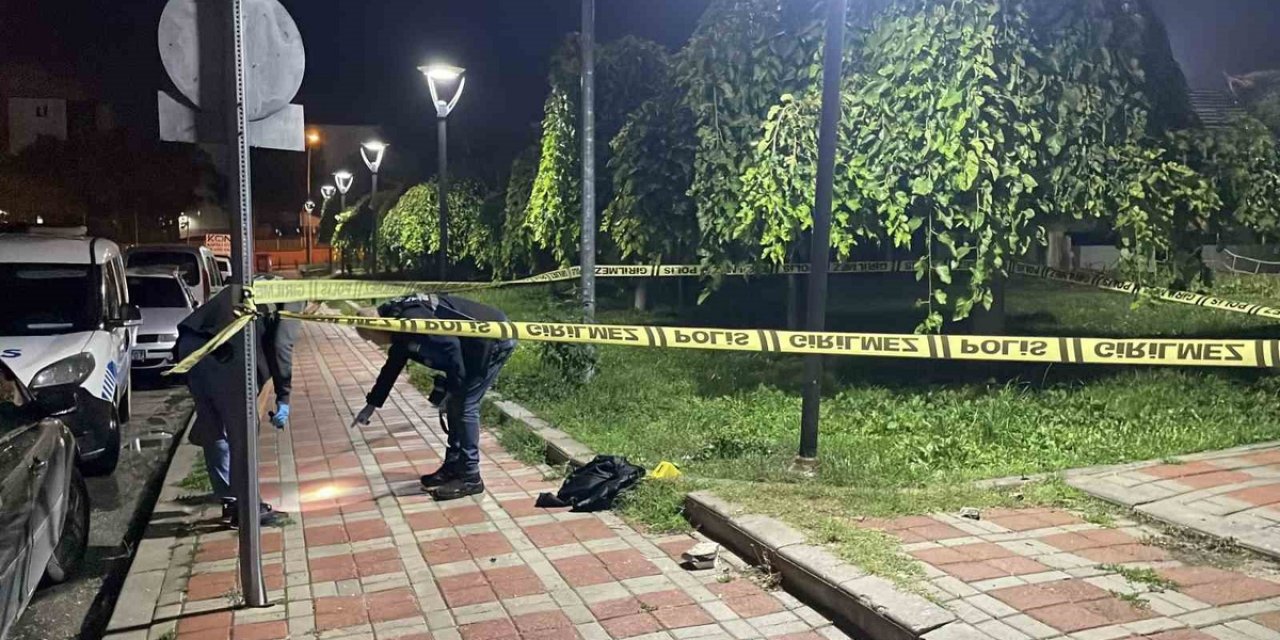 Parkta Kan Aktı! 15 Yaşındaki Çocuk 2 Kişiyi Ağır Yaraladı