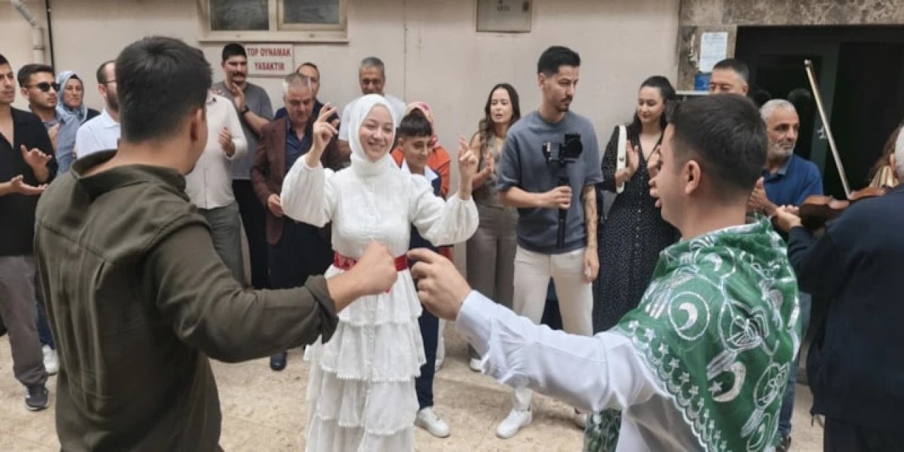 Mersin'de Damat, Vinç Sepetiyle 4. Kata Çıkarak Gelini Aldı