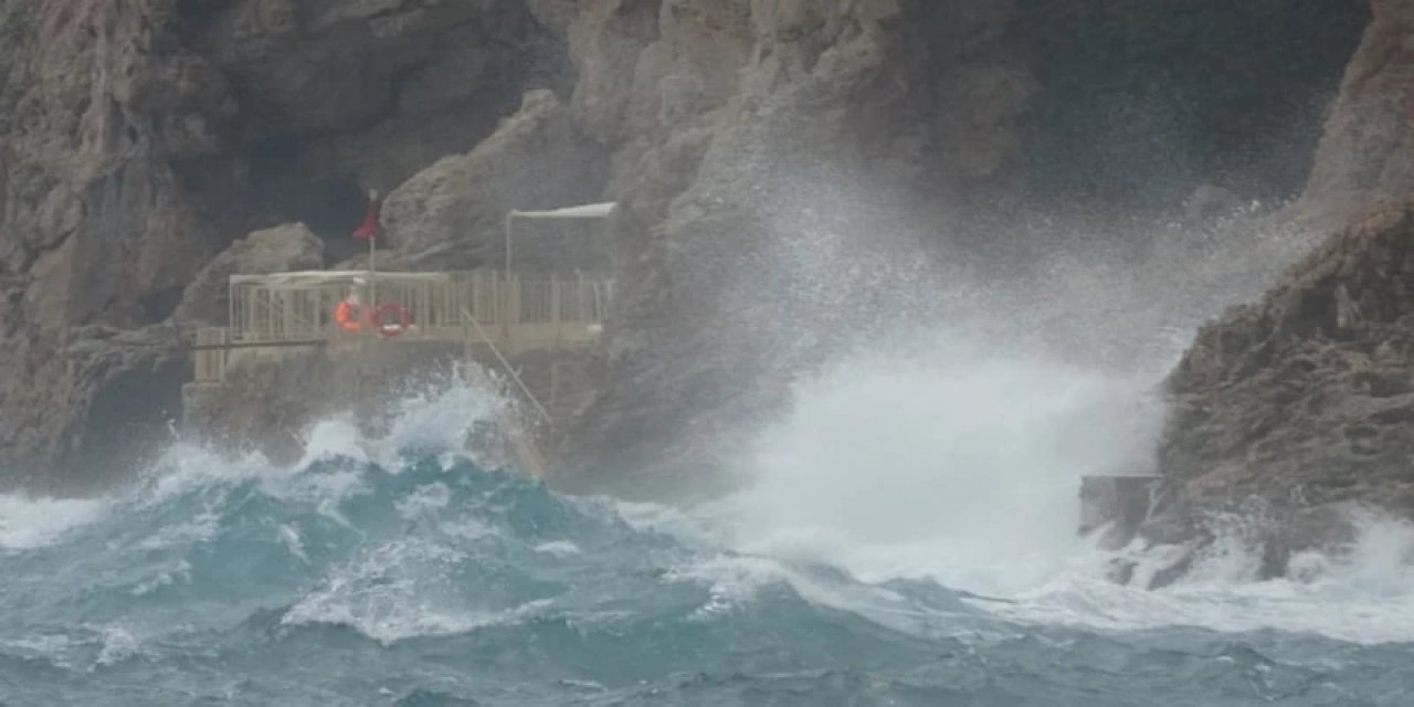 Antalya'da Dev Dalgalara Rağmen Denize Girdiler