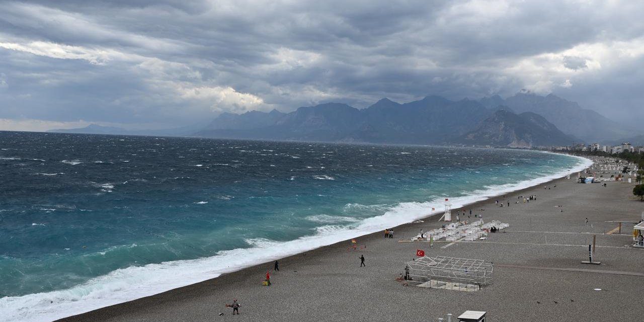 Antalya'da Fırtına Ve Sağanak Etkili Oluyor