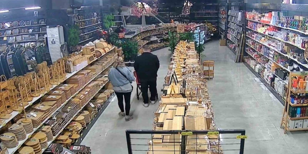 Bursa'da Kontrolden Çıkan Servis Aracı Züccaciye Mağazasına Girdi, Yaralanan Olmadı