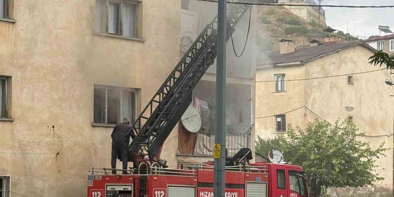 Bitlis Hizan'da Ev Yangınını İtfaiye Söndürdü, Can Kaybı Ve Yaralanma Olmadı