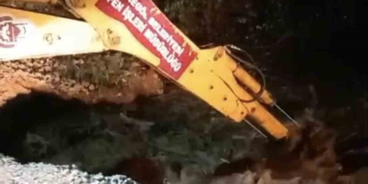 Bursa İnegöl'de Yoğun Yağış Köprüyü Çökertti, Mahsur Kalan Sürücüler Kurtarıldı