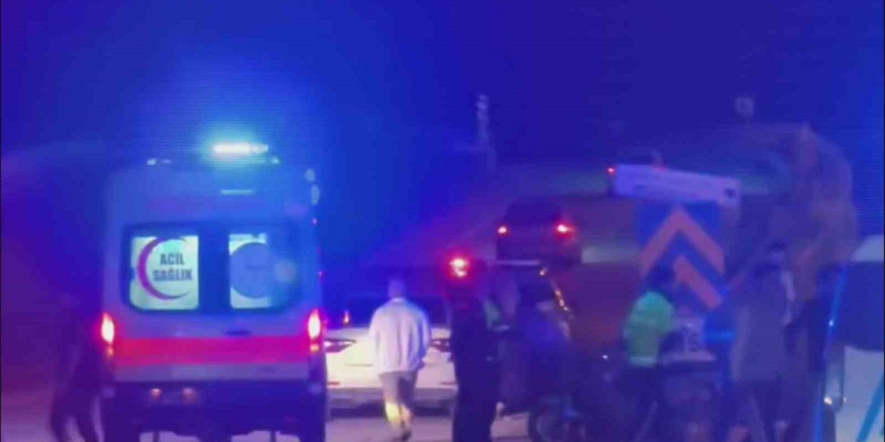 Antakya'da Bariyere Çarpan Motosikletteki 2 Kişi Yaralanarak Hastaneye Kaldırıldı