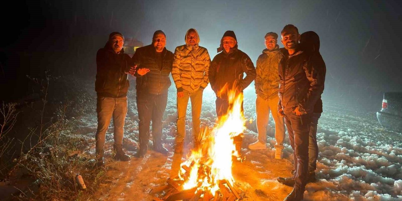Uludağ'da Kar 20 Santimetreye Ulaştı, Kış Lastiği Olmayan Araçlar Geri Çevrildi
