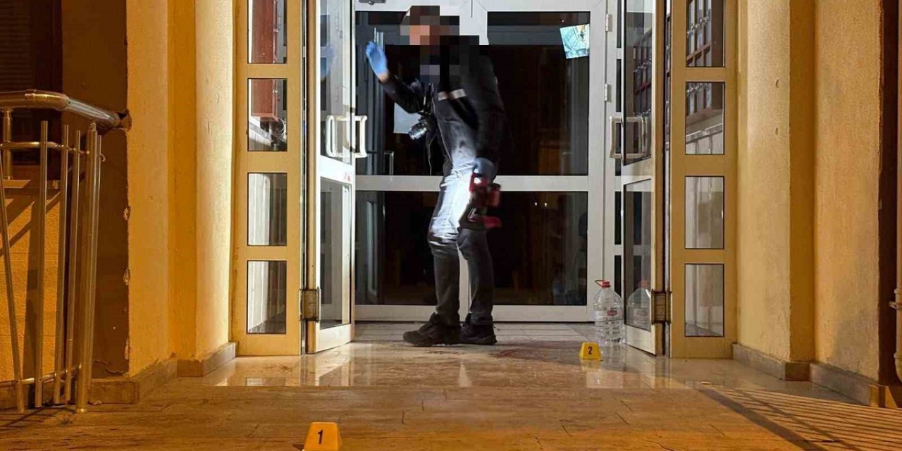 Kayseri Melikgazi'de 5 Katlı Binanın Girişinde Bıçaklı Kavga Çıktı, 2 Kişi Yaralandı