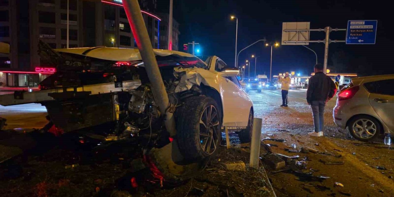 Bandırma'da Kırmızı Işık İhlali İddiasıyla Çarpışan İki Otomobilde 3 Kişi Yaralandı