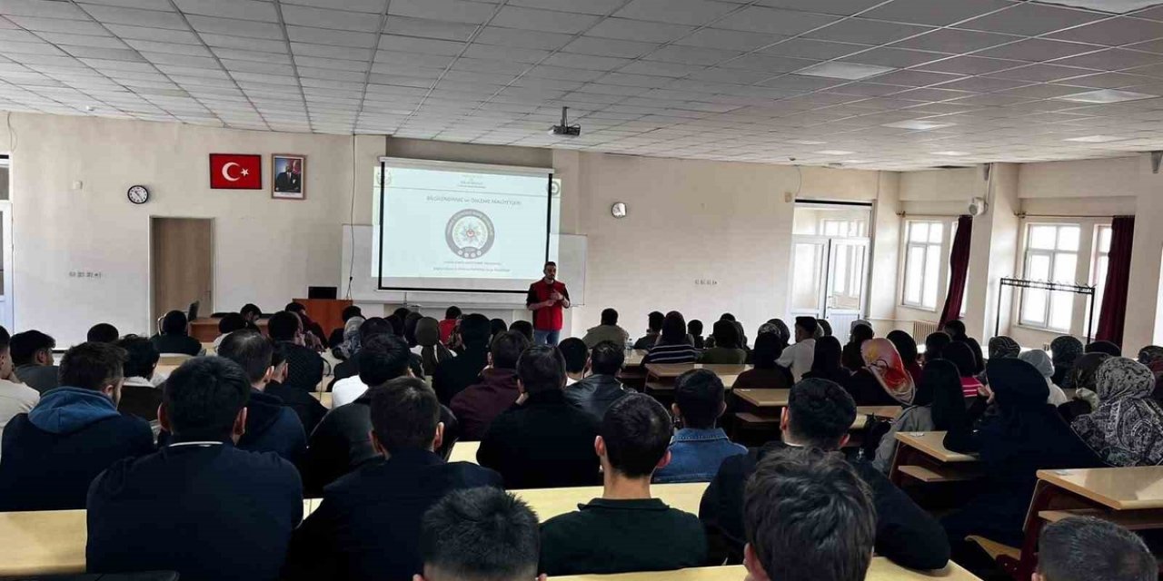 Kafkas Üniversitesinde 1985 Öğrenciye Kars Emniyetinden Radikalleşme Semineri Verildi