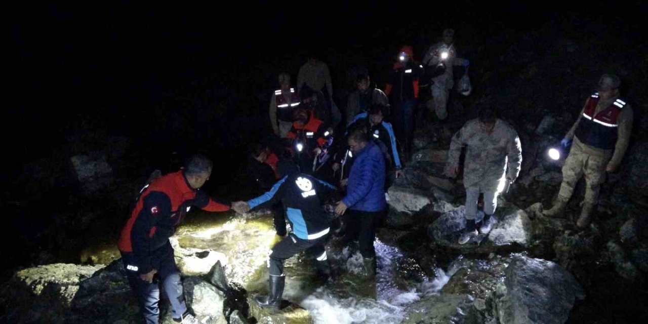 Erzurum Pasinler'de Kamp Yapan Adam Kalp Krizinden Öldü, Ekipler 3 Kişiyi Kurtardı
