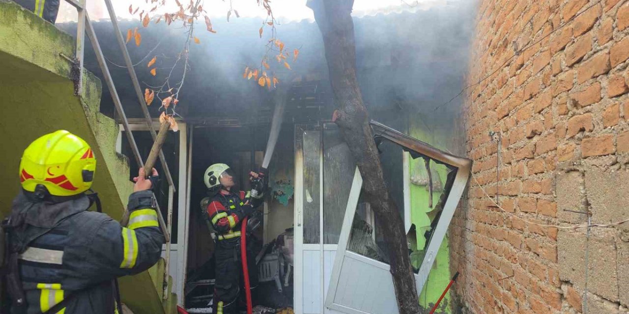 Aydın Nazilli'de Battaniyeden Çıktığı Öğrenilen Yangında 86 Yaşındaki Adam Kurtuldu