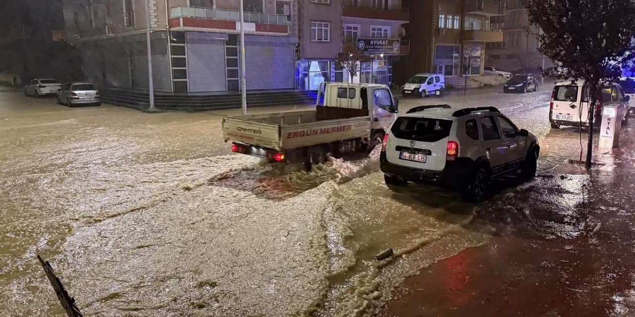 Sakarya Kaynarca'da Tepelerden Gelen Sel Suları İlçe Merkezini Su Altında Bıraktı