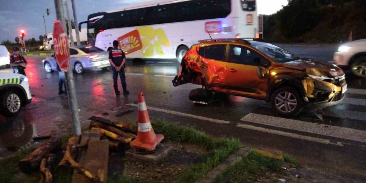 Manavgat'ta Kamyonun Kırmızı Işık İhlali Kazaya Yol Açtı, 1'i Rus 2 Kişi Yaralandı