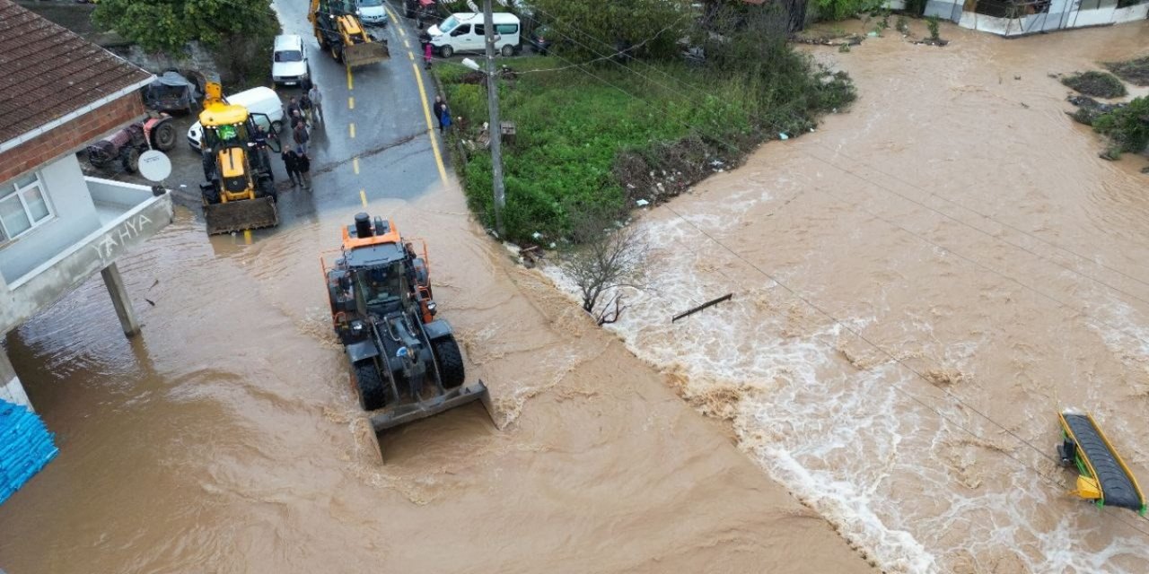 Sakarya Karasu'da Darıçayırı Mahallesi'nde Su Seviyesi 50 Santimetreye Ulaştı