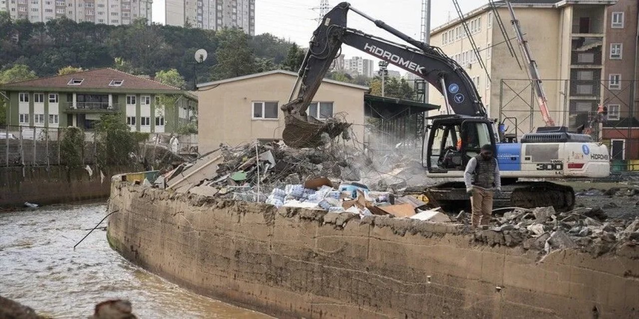 İstanbul'da Selden Etkilenen Ayazağa'da Enkaz Kaldırma Çalışmaları Sürüyor