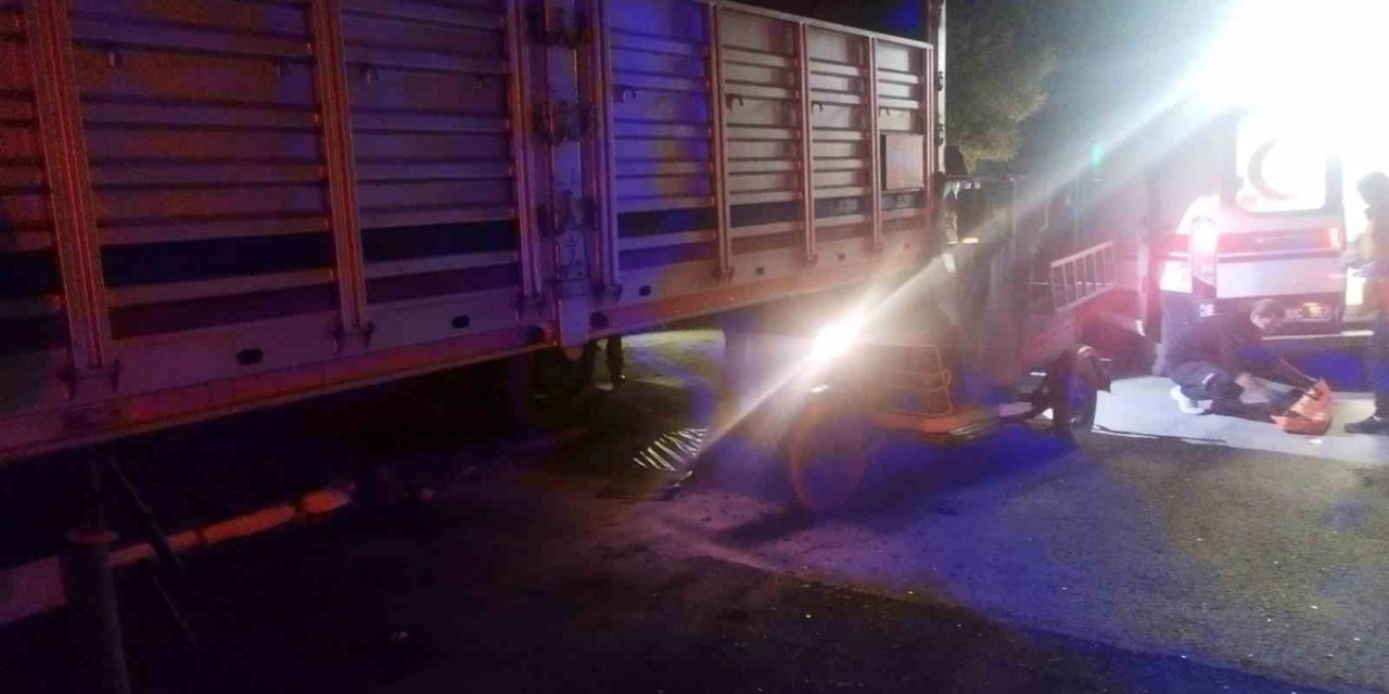 Konya Karapınar'da Yarı Römorka Çarpan Motosikletin Sürücüsünde Hayati Tehlike Var