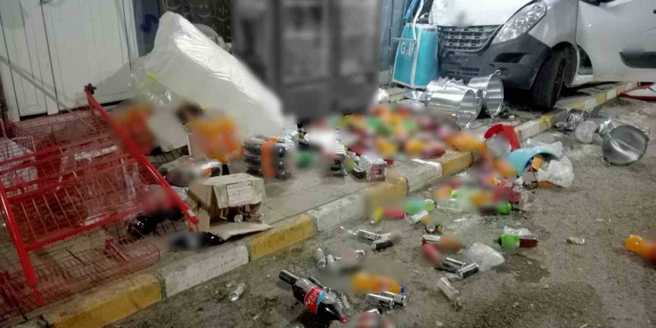 Sivas Koyulhisar'da Kontrolden Çıkan Kamyonet Markete Girdi, 2 Kişi Yaralandı