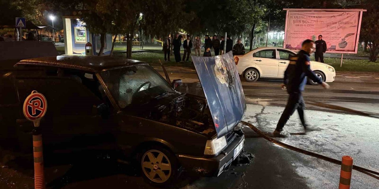 Kayseri Melikgazi'de Seyir Halindeki Otomobilin Motoru Alev Aldı, İtfaiye Söndürdü