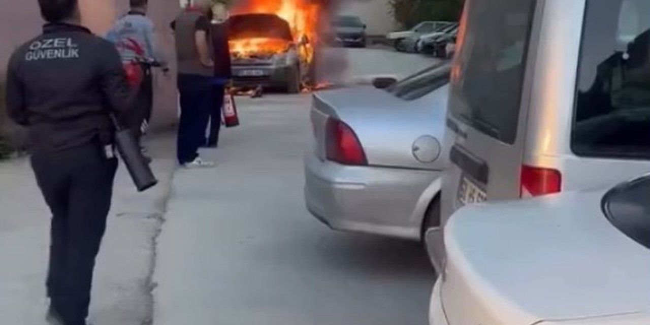 Tokat'ta Hastane Otoparkında Alev Alan Otomobil Söndürüldü, 2 Araç Isıdan Hasar Gördü
