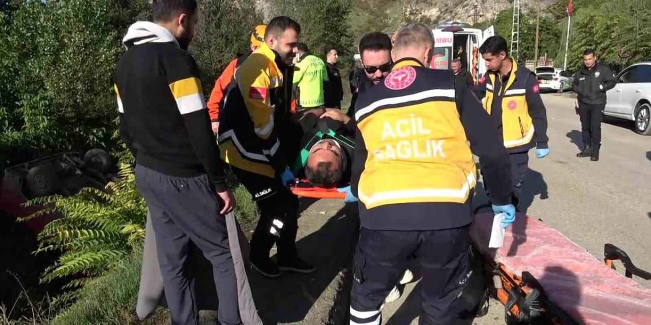 Amasya'da Kontrolden Çıkan Minibüs Takla Atıp Dereye Uçtu, 9 Kişi Yaralandı
