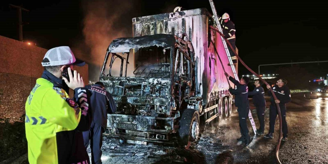 Muğla'da Su Yüklü Kamyonun Motorunda Çıkan Yangında Ön Bölüm Kullanılmaz Hale Geldi