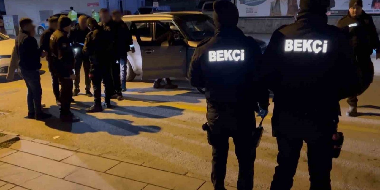 Aksaray'da Gece Yarısı Yapılan Denetimde Araçlardan Bıçak Ve Sopa Çıktı