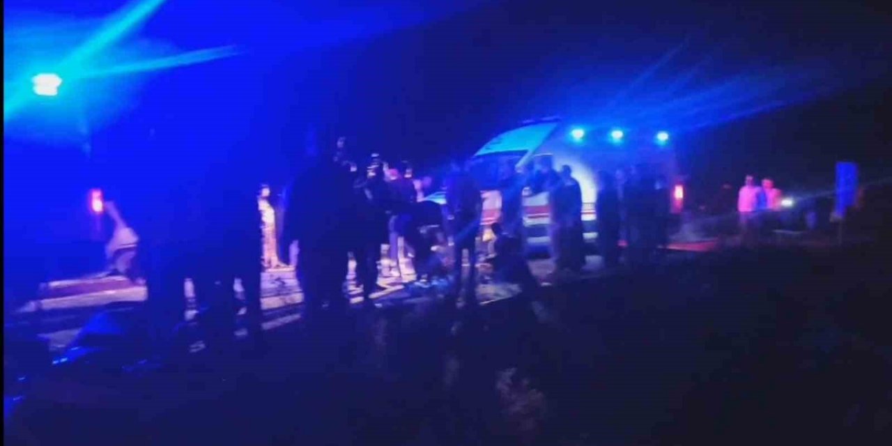 Şanlıurfa Harran'da Otomobil Tahliye Kanalına Devrildi, Sürücü Dahil 3 Kişi Yaralandı