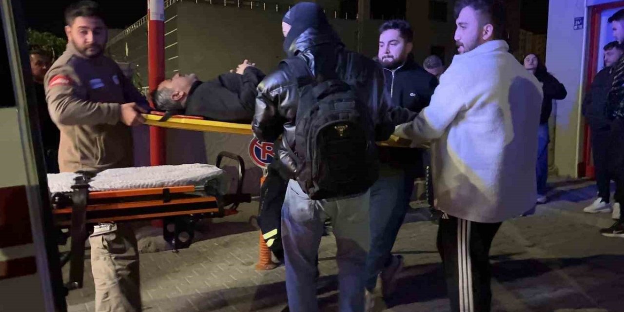 Kayseri'de Alev Alan Otomobilin Çarptığı Araç Dükkana Girdi, 2 Kişi Yaralandı